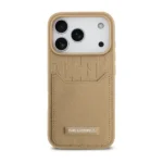Coque de téléphone avec logo Karl en Nomogramme estampé à chaud Karl Lagerfeld – Pour iPhone 17 Pro Max – Compatible MagSafe – Porte-carte intégré - Marron - KLHCP17XPGKHPRPW – Image 2